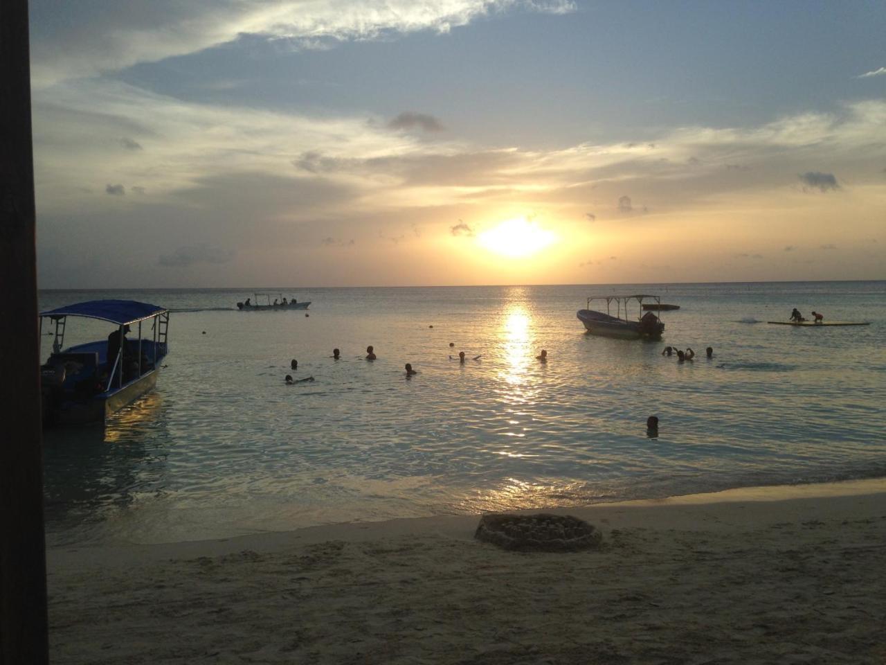 Bananarama Dive & Beach Resort West Bay Exterior foto